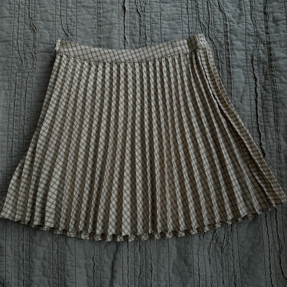 Le Lis Collection Pleated Mini Skirt - Picture 3 of 4